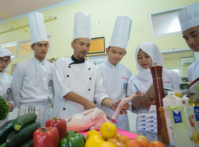 Mahasiswa Melakukan Praktek Kerja Lapangan Di Hotel @home Makassar