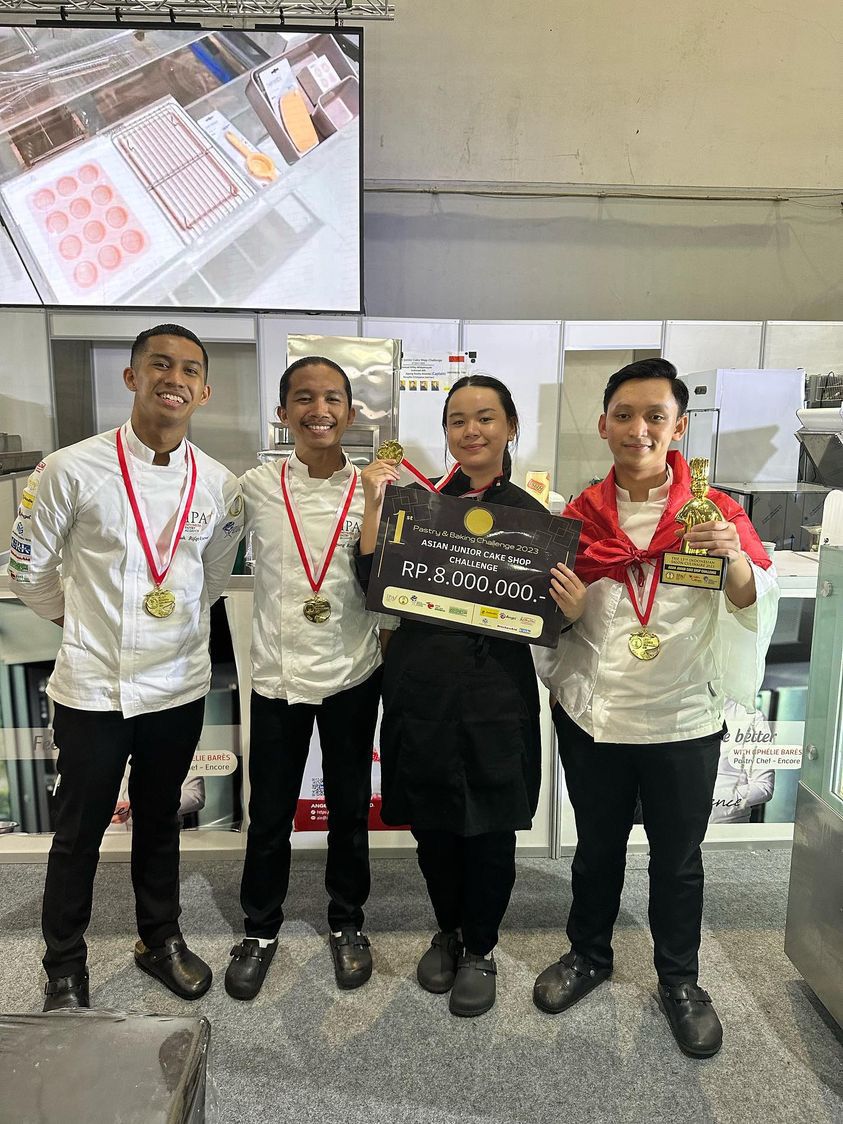 Dua Alumni Prodi Seni Kuliner Poltekpar Makassar Raih Gold Medals pada ajang Asian Cake Shop Challenge 2023